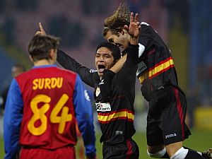 Capel felicita a Renato tras su segundo gol en Bucarest. (Foto: AFP)